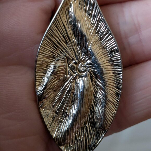 Beige Black and Gold Leaf Pendant Necklace - Picture 3 of 3